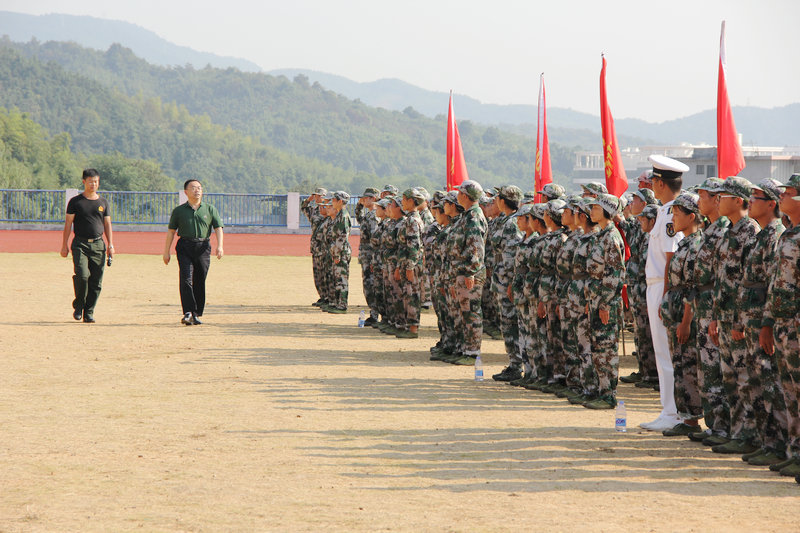 天辰娱乐召開2018級秋季開學典禮暨新生軍訓總結大會